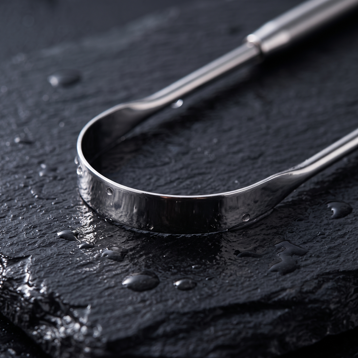 Close-up of the tongue scraper edge